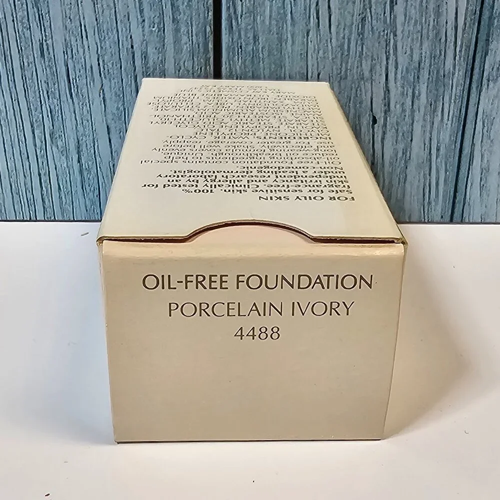 Mary Kay - Oil-Free Foundation Porcelain Ivory  #4488 - NIB‎ Old Stock